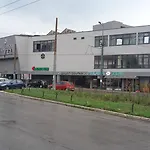 R Sport Boutique With Free Parking Herberg